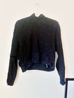 Athleta women’s Black/Blue Camouflage Cropped Hoodie Top size M